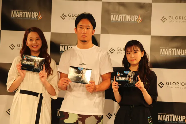 重盛さと美と希帆が総合格闘家・朝倉未来がプロデュースするサプリ「MARTIN- UP」の発売記念発表会にゲスト出演した