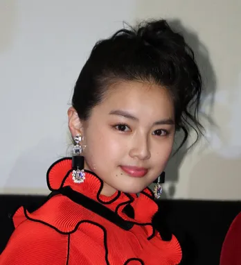 箭内夢菜、大胆美背中ざっくりオフショットに称賛相次ぐ「色っポ美人!!!」「妖精かと…」