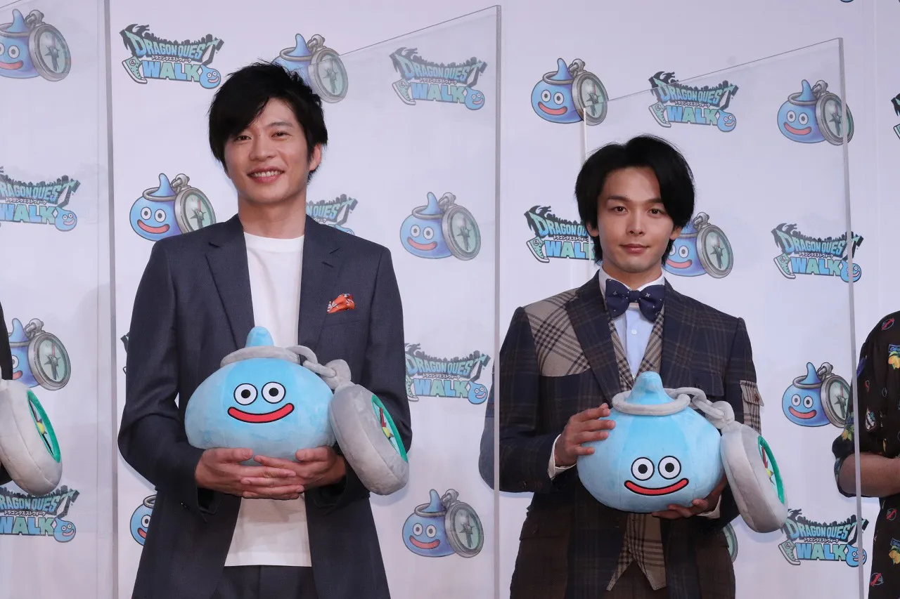田中圭と中村倫也(写真左から)が兄弟役で「ドラゴンクエストウォーク」の新CMに出演