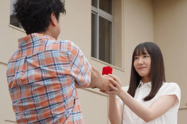 【写真を見る】新垣結衣“幸子”、プロポーズで指輪を受け取りニッコリSHOT