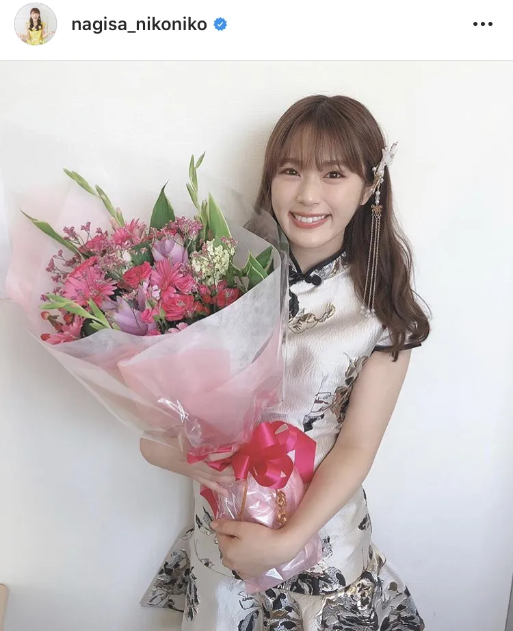 【写真を見る】ファンも「花が似合う」と絶賛！ NMB48渋谷凪咲、ピンクの花束とのSHOT