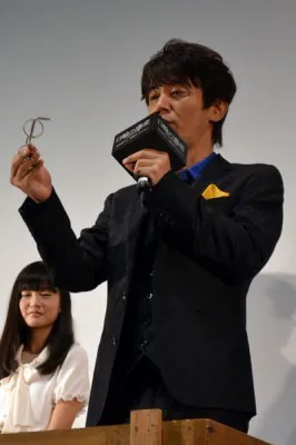 ユースケは、劇中で使用したメガネが気に入り、実際に度を入れて使いたいと話した