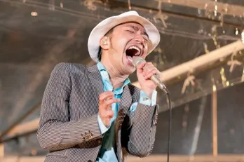 トータス松本がゲリラ豪雨の中“地元愛”1万人ライブを決行!!