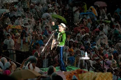 【写真】突然のゲリラ豪雨の中、忌野清志郎の名曲「雨上がりの夜空に」を歌うトータス松本