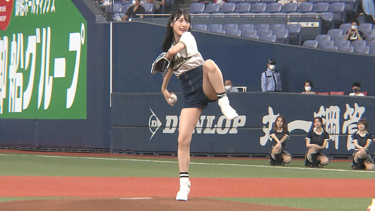 【写真を見る】ショートパンツ姿で健康的な美脚を披露するNMB48・横野すみれのピッチング