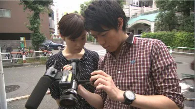 映像撮影に挑戦する森葉子、寺川俊平アナウンサー（写真左から）