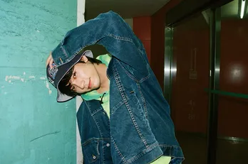 板垣瑞生、二十歳の誕生日にカレンダー発売!“やんちゃSHOT”や大人びた表情を披露