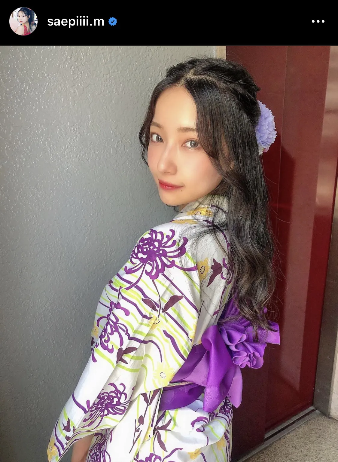 【写真を見る】村瀬紗英、紫の浴衣を身にまとい可愛らしい笑顔