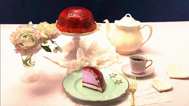 【写真を見る】“愛しのトゥルビヨン”は、ぐるぐるのロールケーキと2種類のなめらかなムースの華やかなケーキ