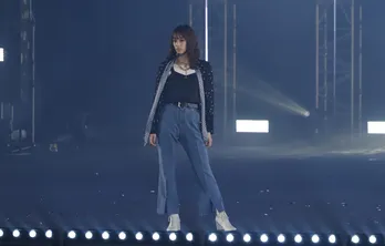 日向坂46佐々木久美、クールな表情でランウェイ登場! 池田エライザはへそ出しルック<TGC2020 A/W>