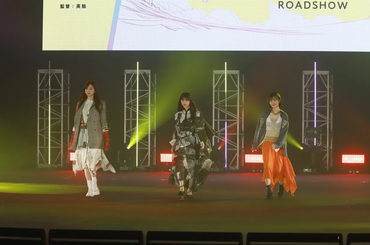 映画「映像研には手を出すな！」に出演する乃木坂46の梅澤美波、齋藤飛鳥、山下美月(写真左から)がステージへ
