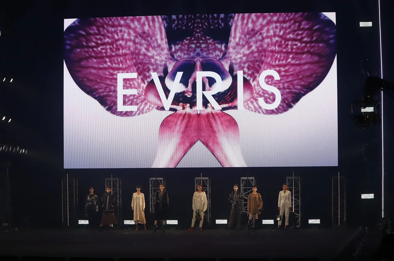 【写真を見る】E-girls・楓、池田美優、 生見愛瑠らが「EVRIS」のステージに集結！