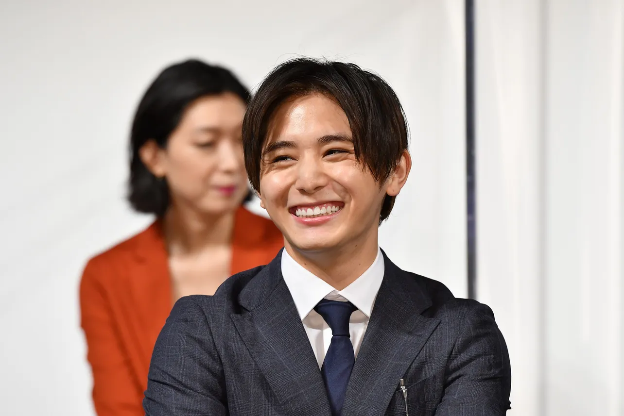 【写真を見る】主人公の神崎を演じる山田涼介。次々飛び出す共演者たちのエピソードにこの笑顔！