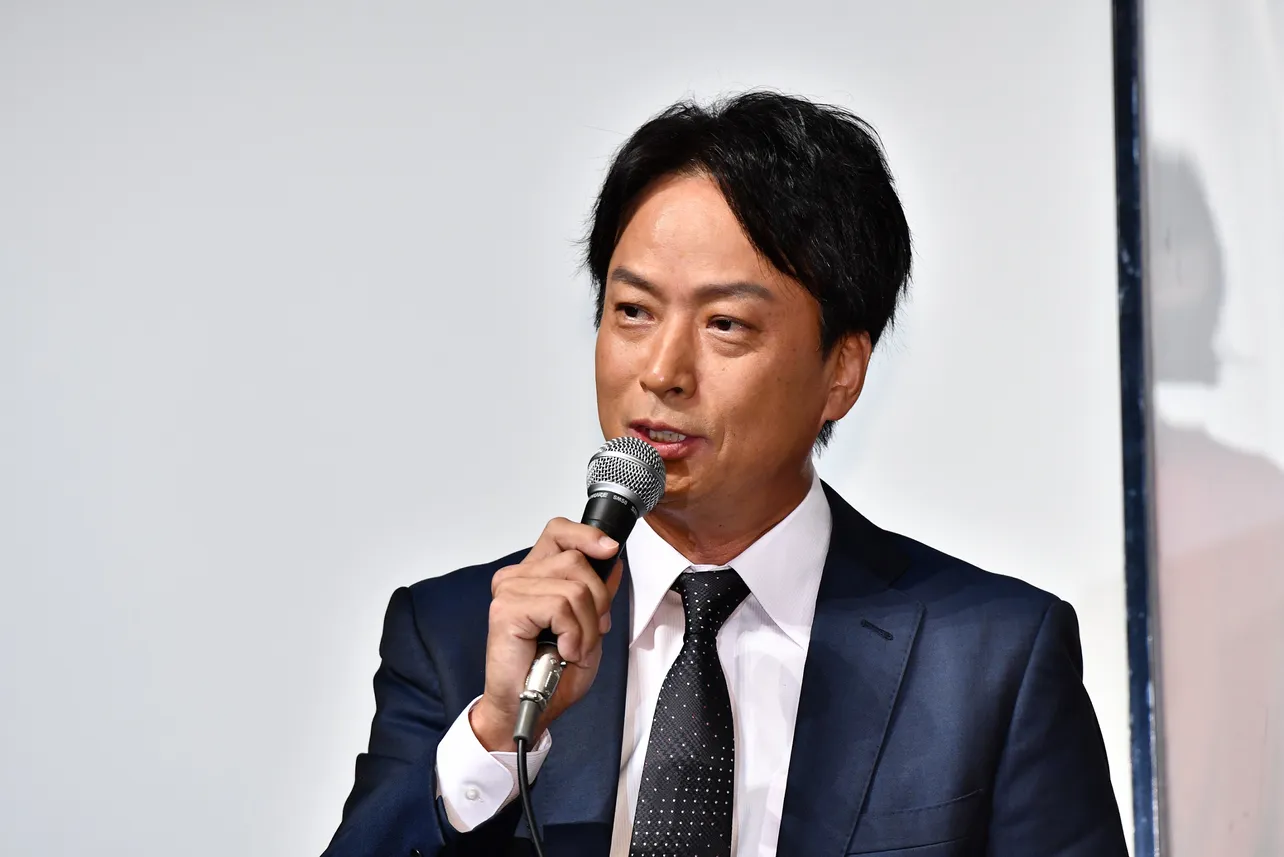 神崎と黒木の父親・神崎賢造を演じる椎名桔平