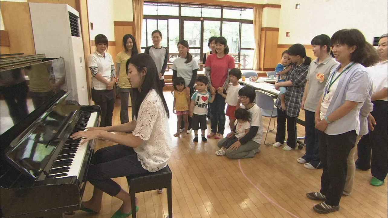 【写真を見る】松下奈緒のピアノ演奏に子供たちも感激！
