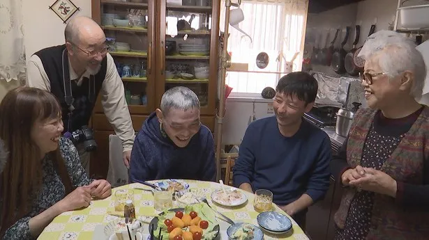 【写真を見る】両親の自宅にて、一矢さん46歳の誕生日会。右から2人目は担当介護士の大坪さん