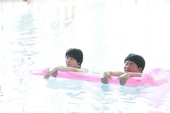 中村倫也、共演者とプールでプカプカ浮かぶオフショットが解禁!<人数の町>