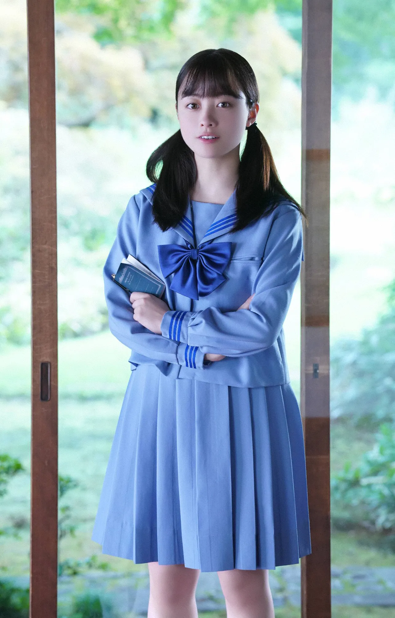 【写真を見る】青いセーラー服姿で中学生を演じる橋本環奈(第1話に登場)
