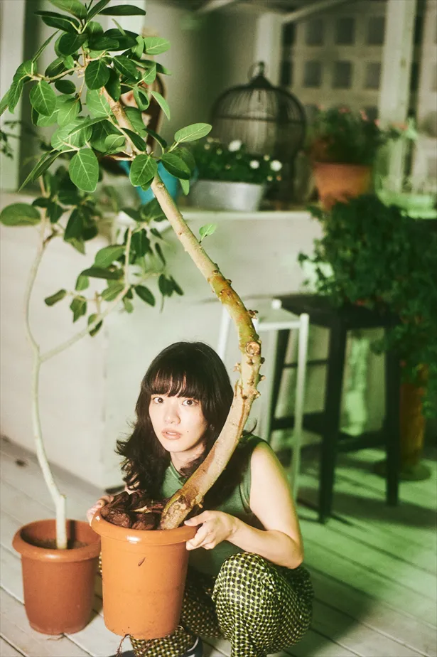 【写真を見る】撮影時スタジオにある鉢植えを自身で動かしセットするあいみょん