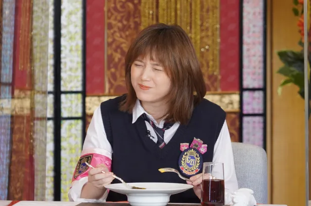 【写真を見る】本田翼、豪華料理を食べて“おいしい～♪”の表情