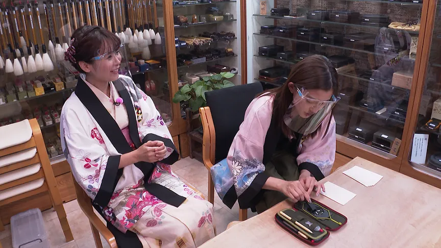 書道用具専門店「宝研堂」では伝統的な硯が登場