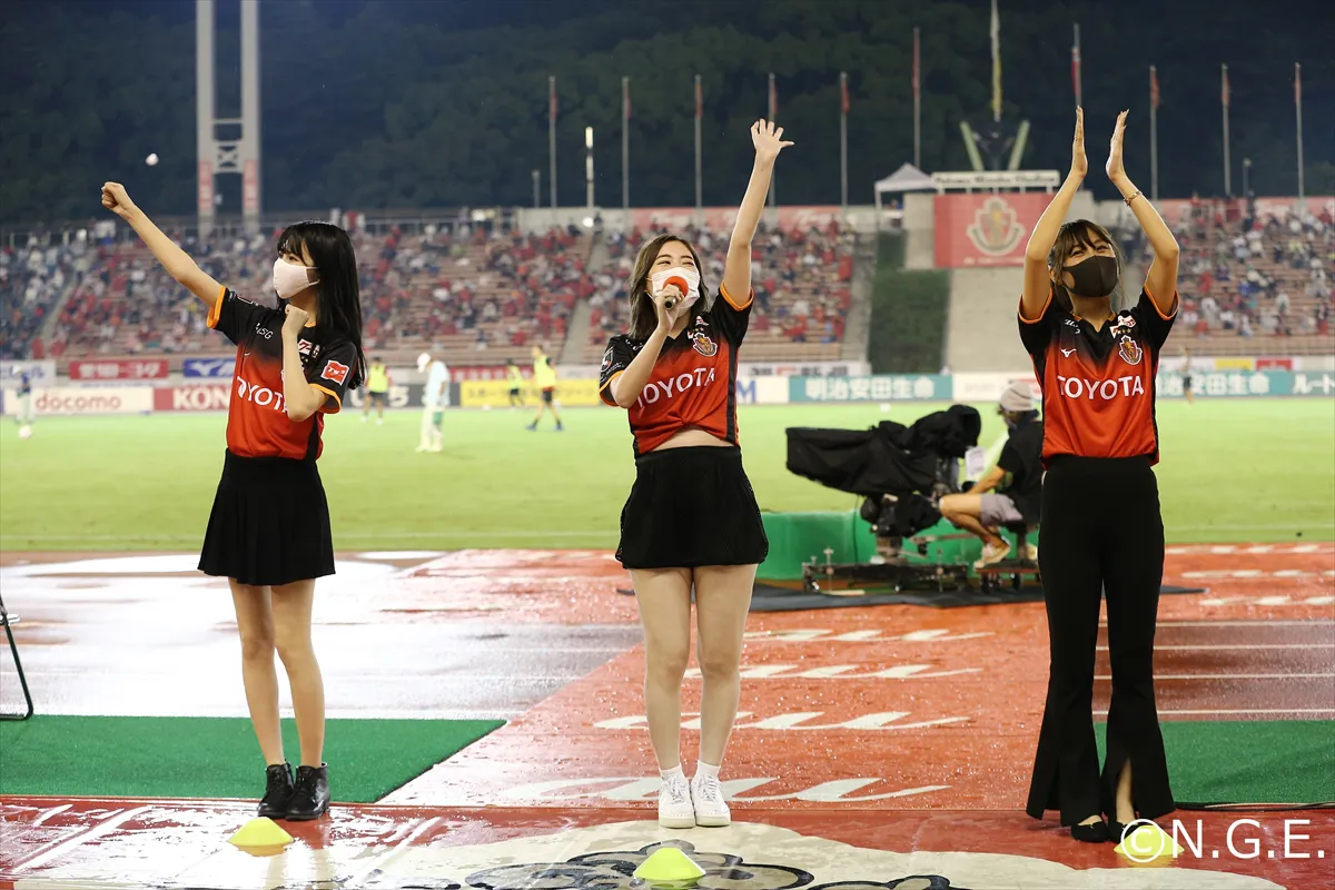 パロマ瑞穂スタジアムを訪れた荒野姫楓、松井珠理奈、青海ひな乃(写真左から)