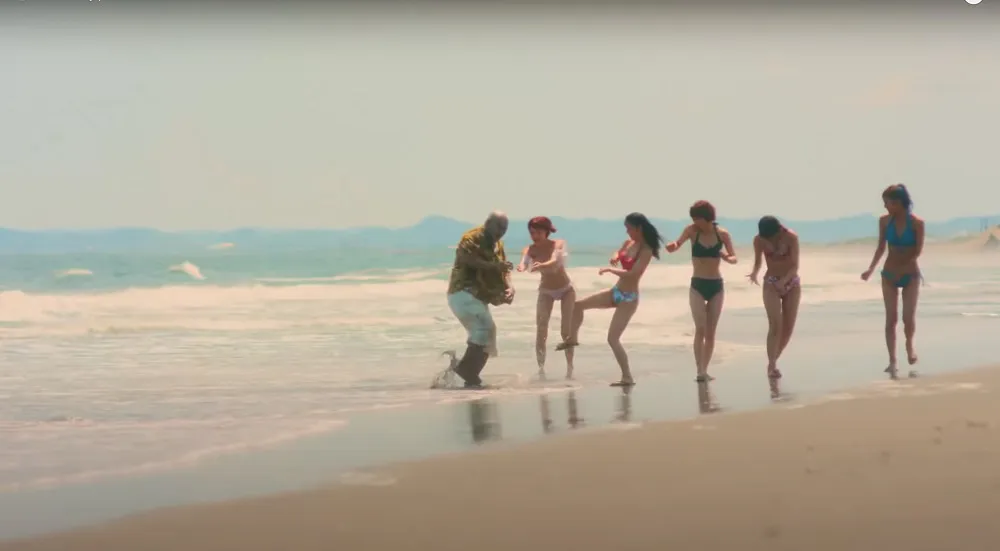 【写真を見る】新曲「恋のかけ算　ABCDEFG」のミュージックビデオでは豆柴の大群のメンバー全員が水着姿を披露