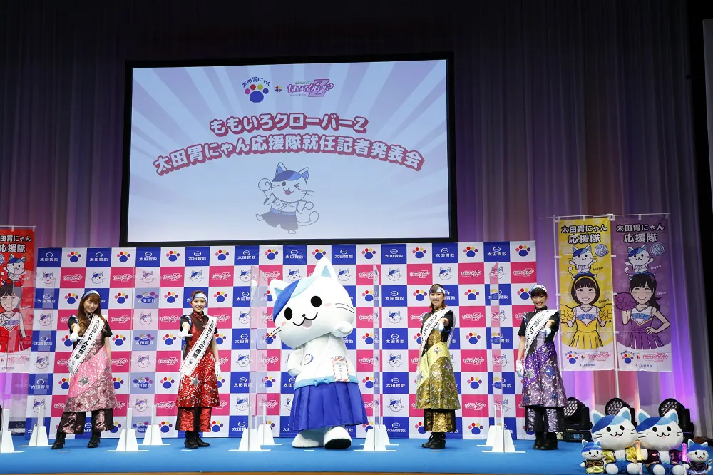 【写真を見る】ももクロ、学ラン＆ハチマキ姿で決めポーズ！「お腹から日本を元気にしたい」