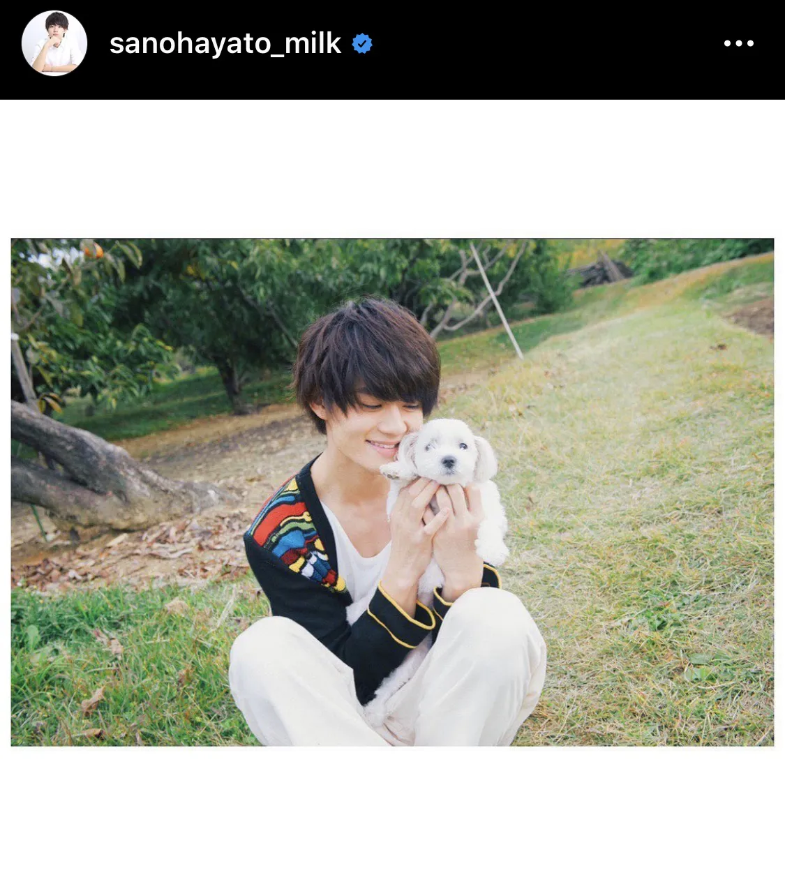 【写真を見る】子犬を抱き締め、かわいらしい笑顔を見せる佐野勇斗(ほか、オフショット全9枚)