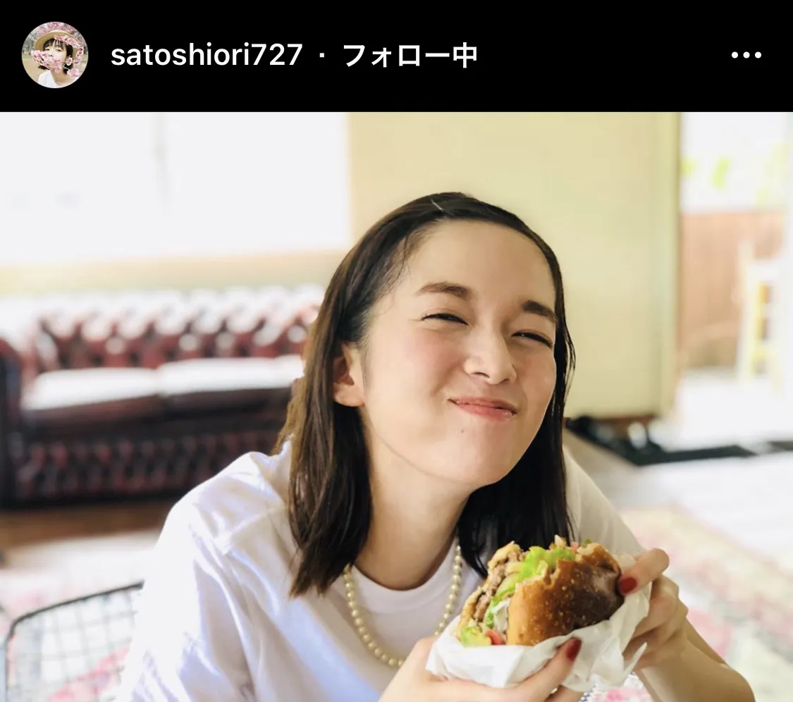 【写真を見る】ハンバーガーを手に満面の笑みを浮かべる佐藤栞里