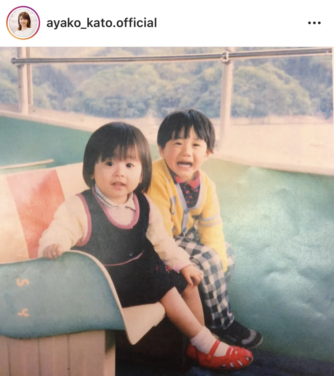 加藤綾子、幼少期SHOT(左)