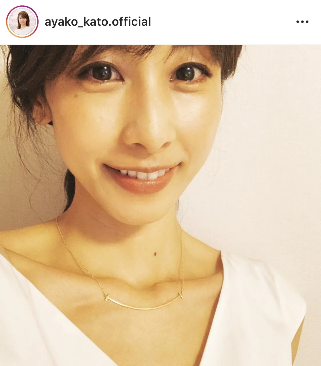 加藤綾子、胸元ザックリで美デコルテ披露！