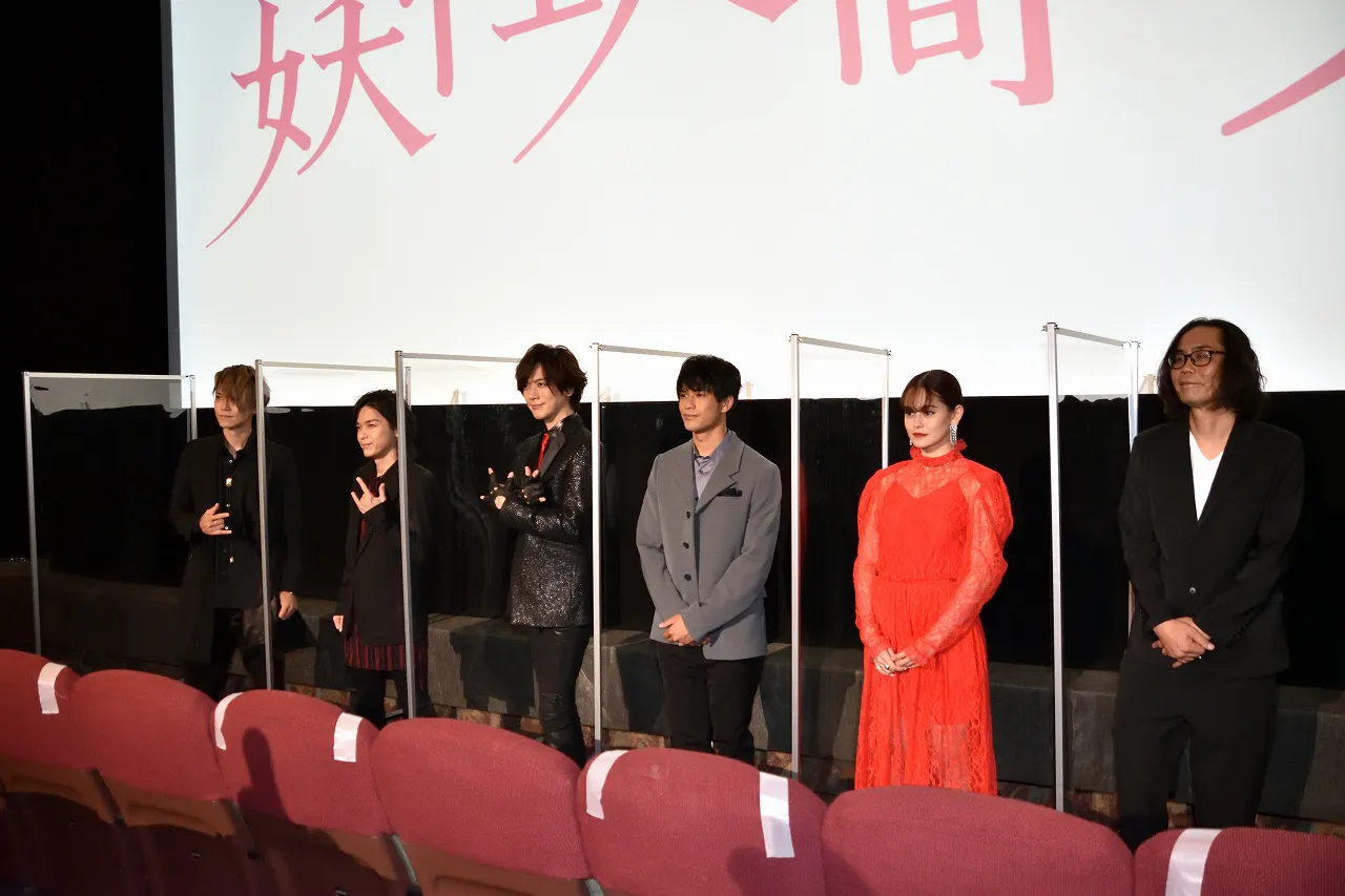映画「妖怪人間ベラ」の舞台あいさつに登場したSHINPEI、AKIHIDE、DAIGO、森崎ウィン、emma、英勉監督(写真左から)