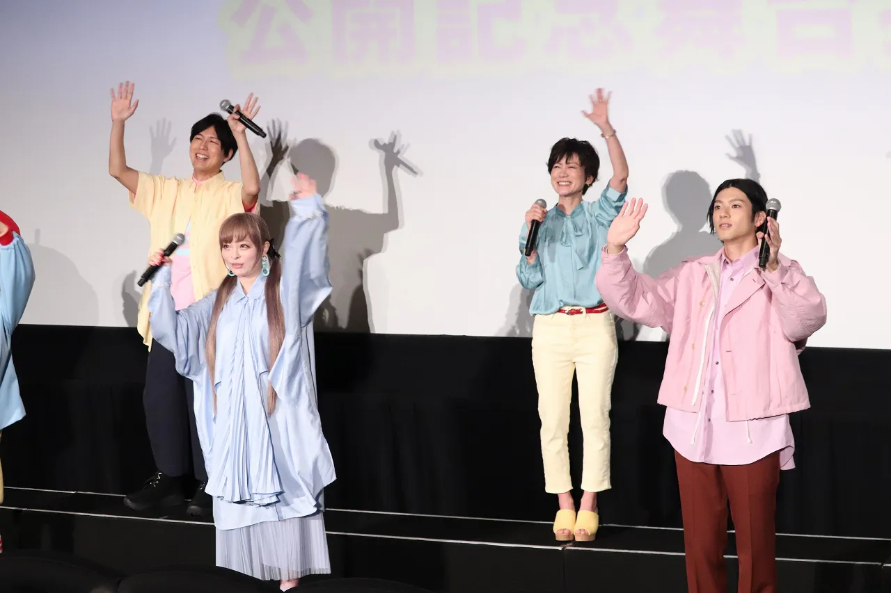 【写真を見る】神谷浩史がゲスト声優の山田裕貴、きゃりーぱみゅぱみゅらと笑顔で手を振った