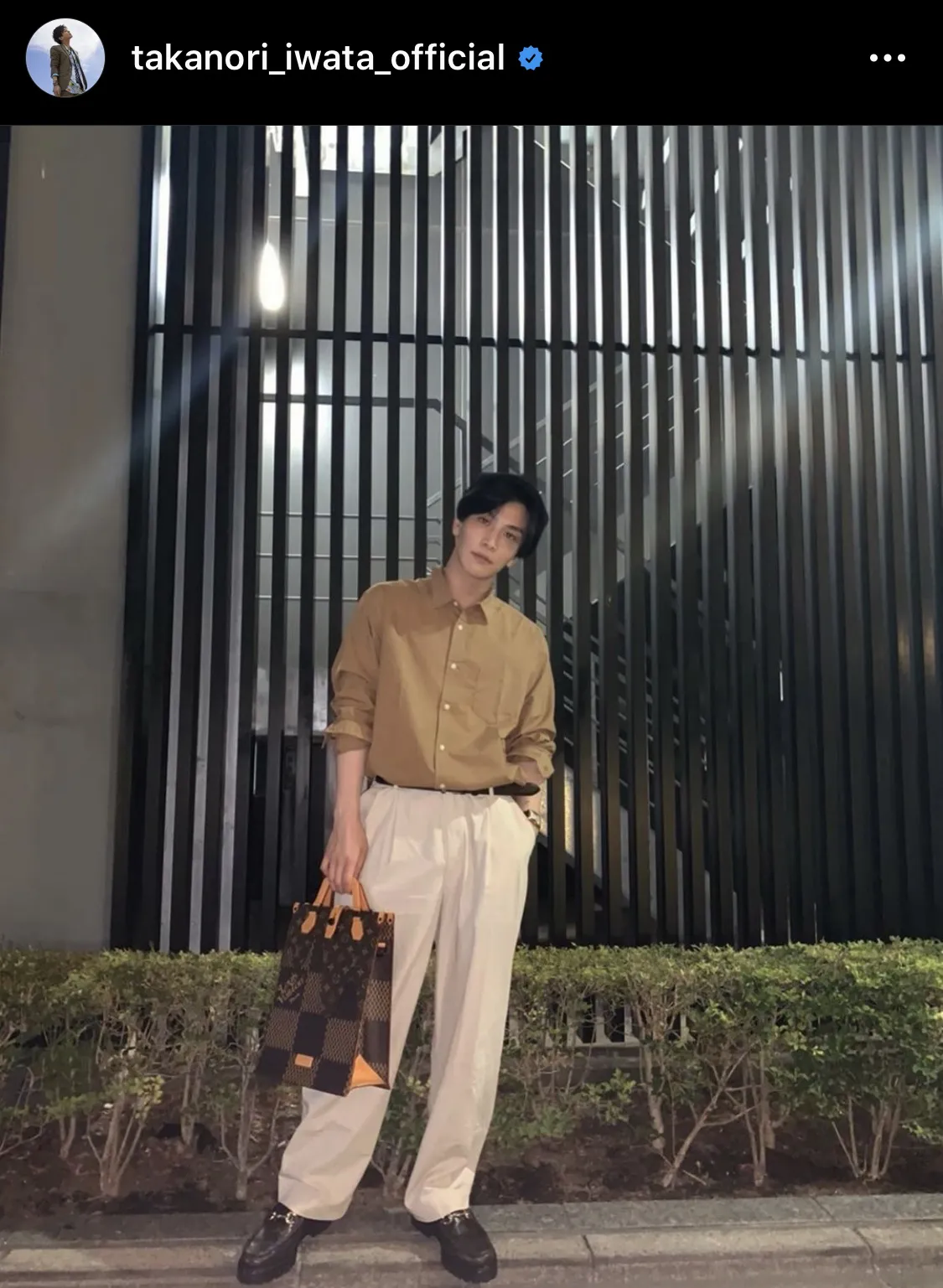 【写真を見る】秋らしいアースカラーのファッションに身を包んだ岩田剛典