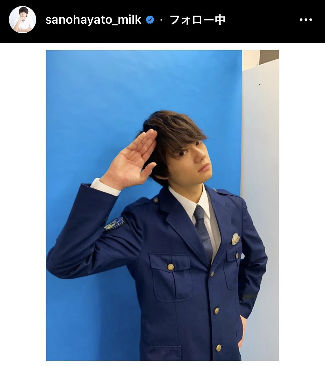 【写真を見る】警察官の制服を身にまとい敬礼する佐野勇斗