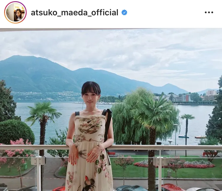 【写真を見る】前田敦子、刺しゅうが豪華なノースリーブドレス姿(ほか、AKB48一期生メンバーとの集合写真など10枚)