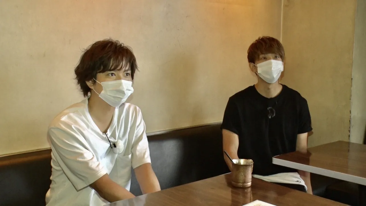 加藤シゲアキ(左)と小山慶一郎(右)「NEWSな2人」