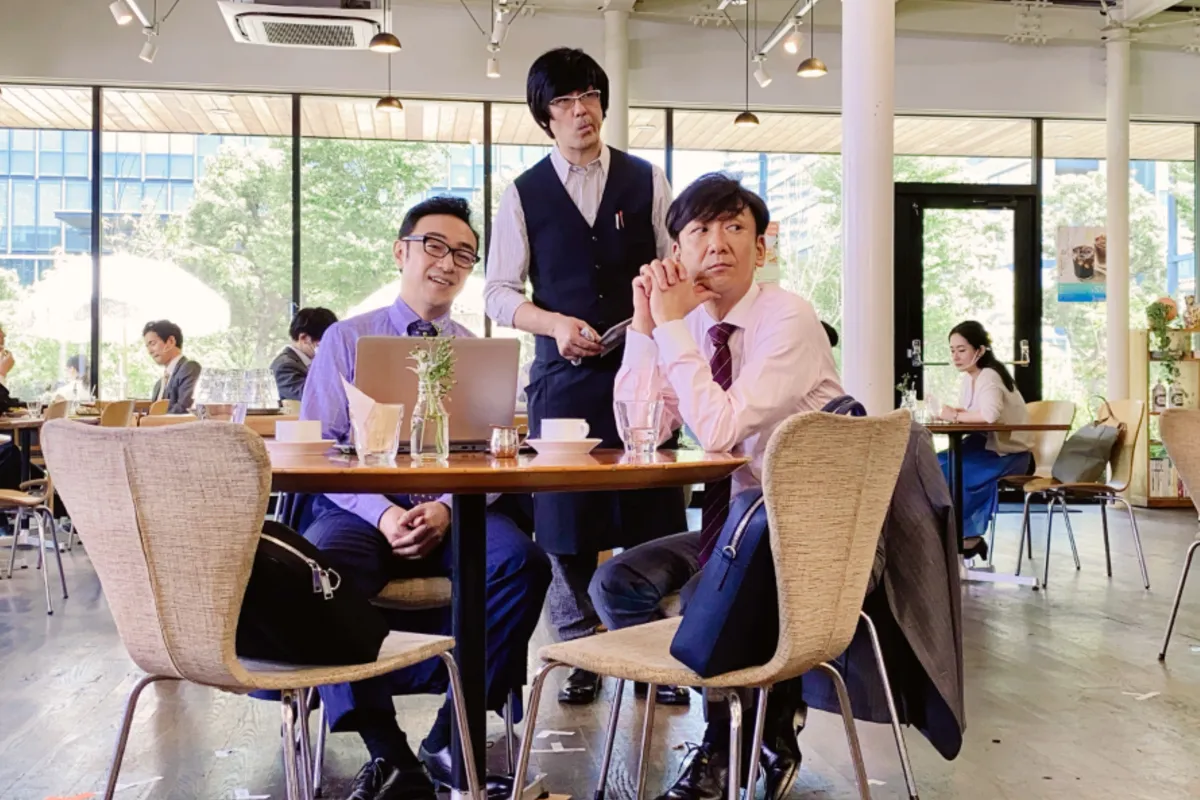 東京03が出演する「さとふる」の新テレビCMが放映開始！ 前回の居酒屋からおしゃれなカフェに舞台を移し、3人の掛け合いが展開する