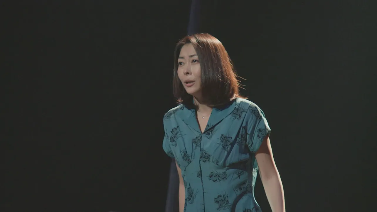 【写真を見る】映画やドラマでさまざまなヒロインを演じてきた中山美穂が、初の舞台で見せる演技は…？