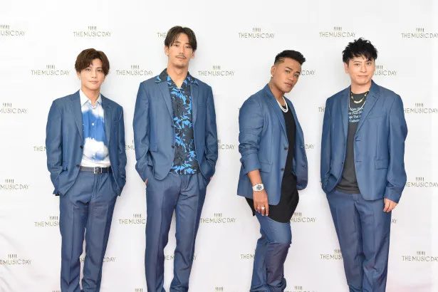 【写真を見る】三代目JSB、岩田剛典が“チームカラー”と明かすブルーのセットアップで登場