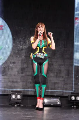 仮面ライダー40周年記念で結成されたユニット“仮面ライダーGIRLS”の井坂仁美は、ライダーの面白さをアピール