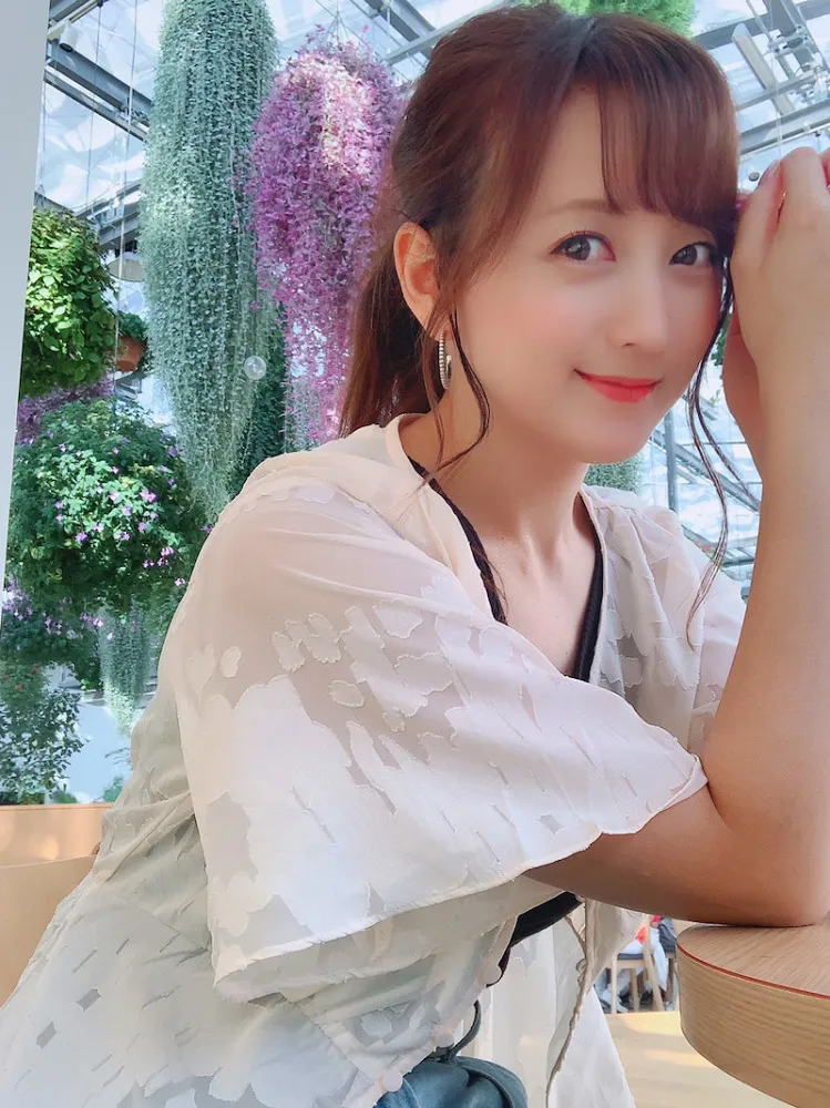 【写真を見る】「#こまっちゃんとスタバデートなう」の写真を公開した小松彩夏