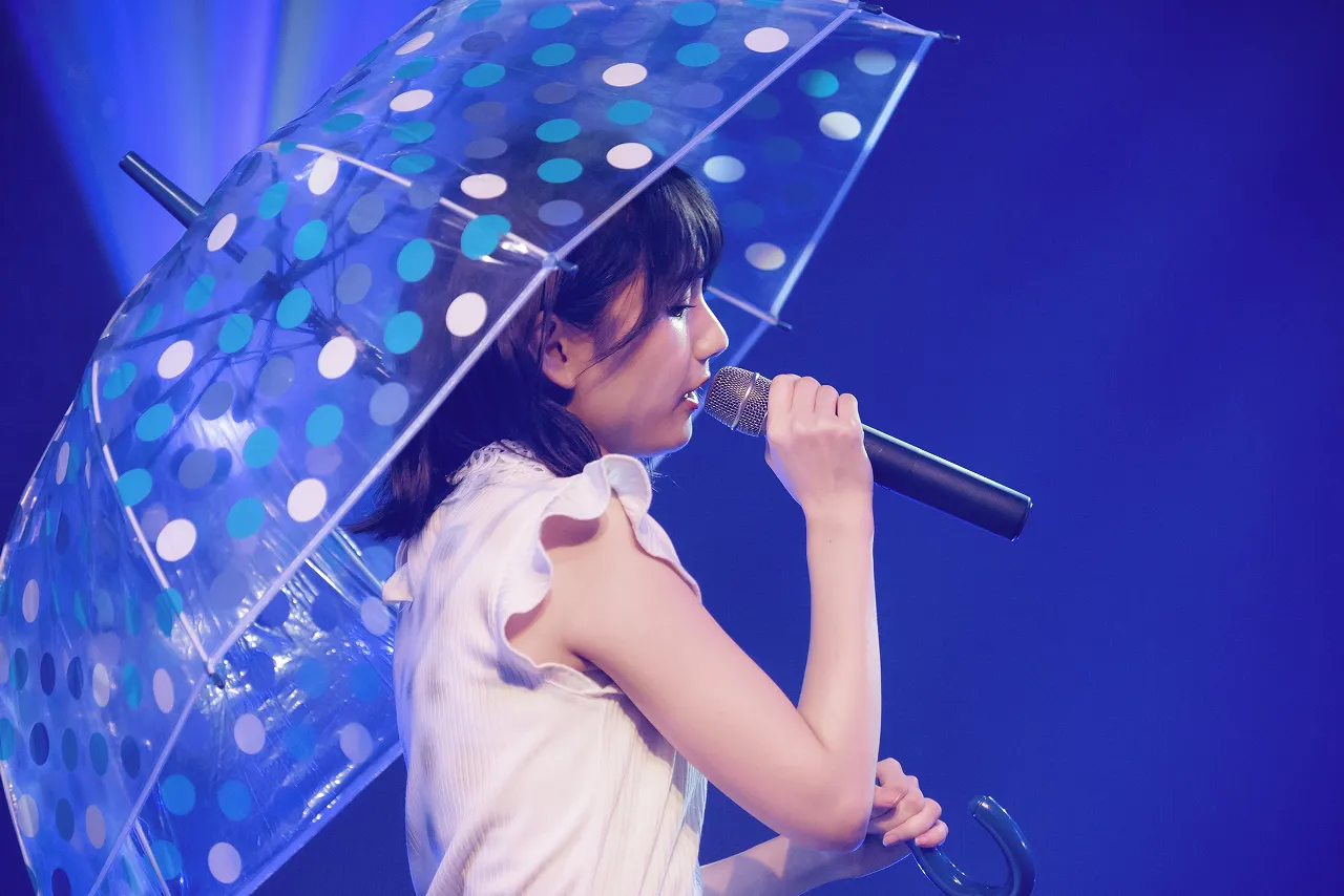 「Raining」をしっとりと歌い上げる櫻井紗季