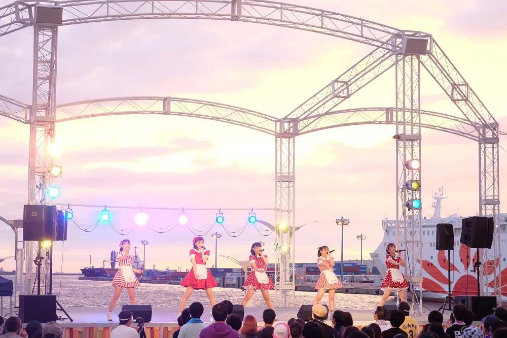 【写真を見る】南港ATC海辺のステージで有観客ライブを開催するアーティストはたこやきレインボーが初めて