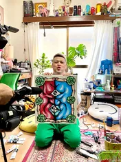 「お笑いの日2020」公式Tシャツをくっきー！がデザイン「赤が松本さん、青は浜田さんで、2人の仲の良さを表しています」