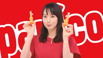 吉岡里帆、新CMで“ひとりノリツッコミ”を披露！コミカルな演技に注目