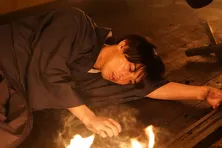 横浜流星“椿”が炎に囲まれ絶体絶命…緊迫の第6話シーン写真解禁＜私たちはどうかしている＞