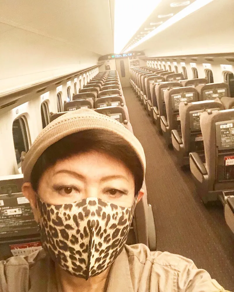 【写真を見る】乗客がひとりもいない新幹線内で自撮りしたレオパード柄のマスク姿の写真を公開した美川憲一