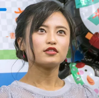 小島瑠璃子、“そっくり”双子SHOTに反響「妹さん?」「可愛い!」